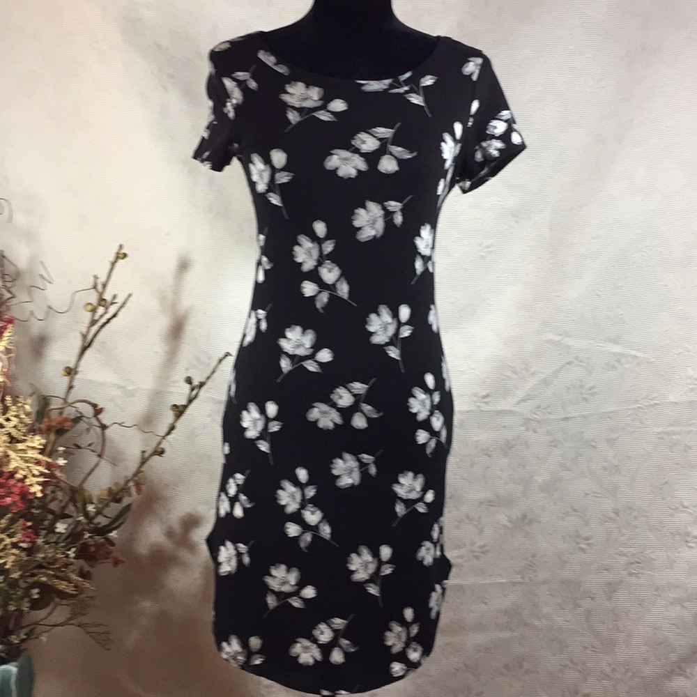 Adorable Black Tunic/Dress W/Floral design SIZE S